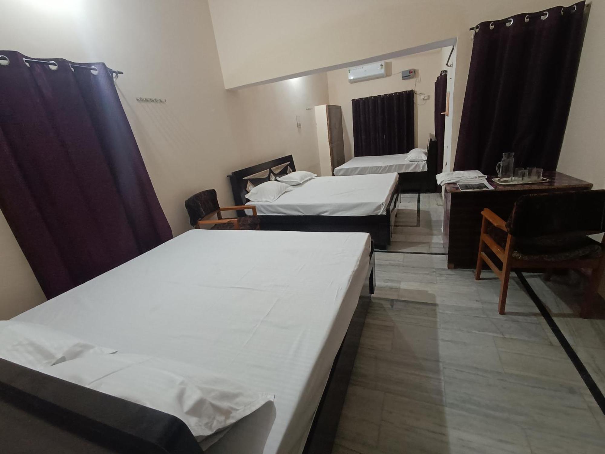 Raghuvardham Delux 3 Double Beds * Ayodhya